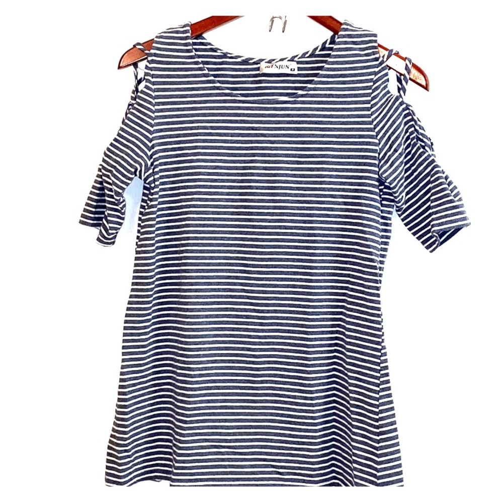 🍋2 for $10🍋 Striped cold shoulder shirt w/ crisscross detail